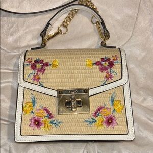 ALDO CREWEL STITCH WHITE FLORAL CROSSBODY STRAW PURSE HANDBAG
GOLD HARDWARE